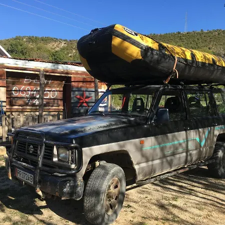 Vjosa Rafting & Eco Albturist & Outdoor Sports Center אתר קמפינג