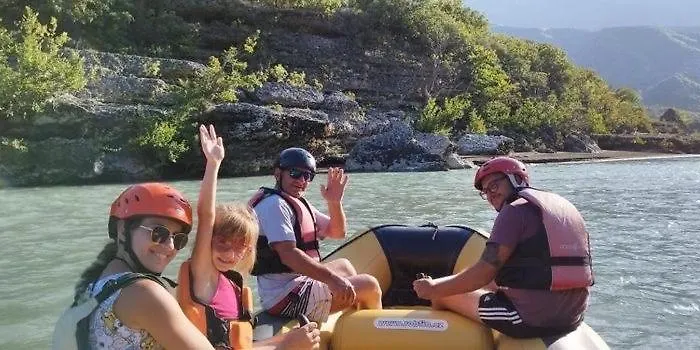 Kamp alanı Vjosa Rafting & Eco Camping Albturist & Outdoor Sports Center